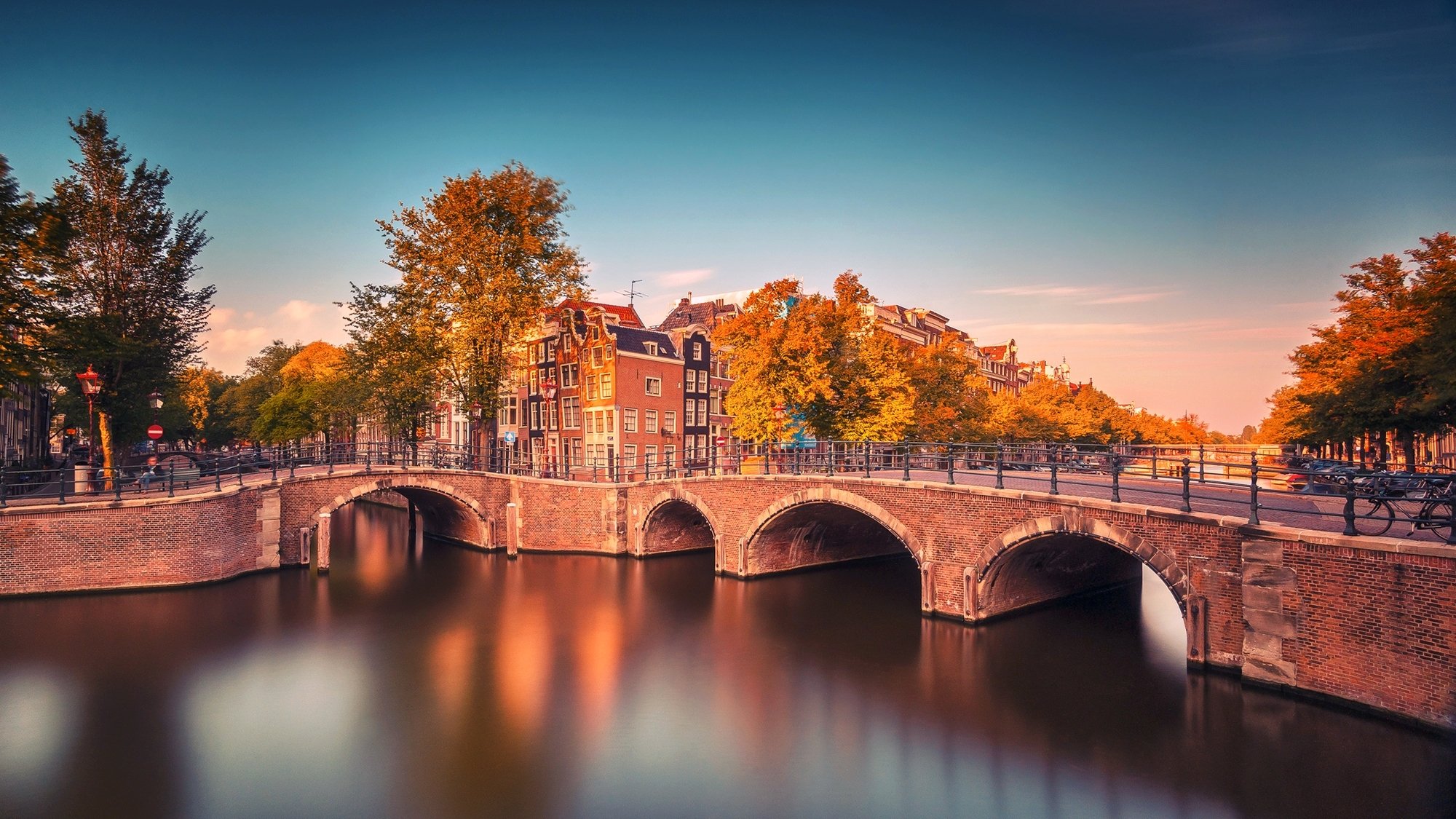 amsterdam niederlande nord-holland provinz stadt brücke fahrräder kanal fluss bäume gebäude herbst