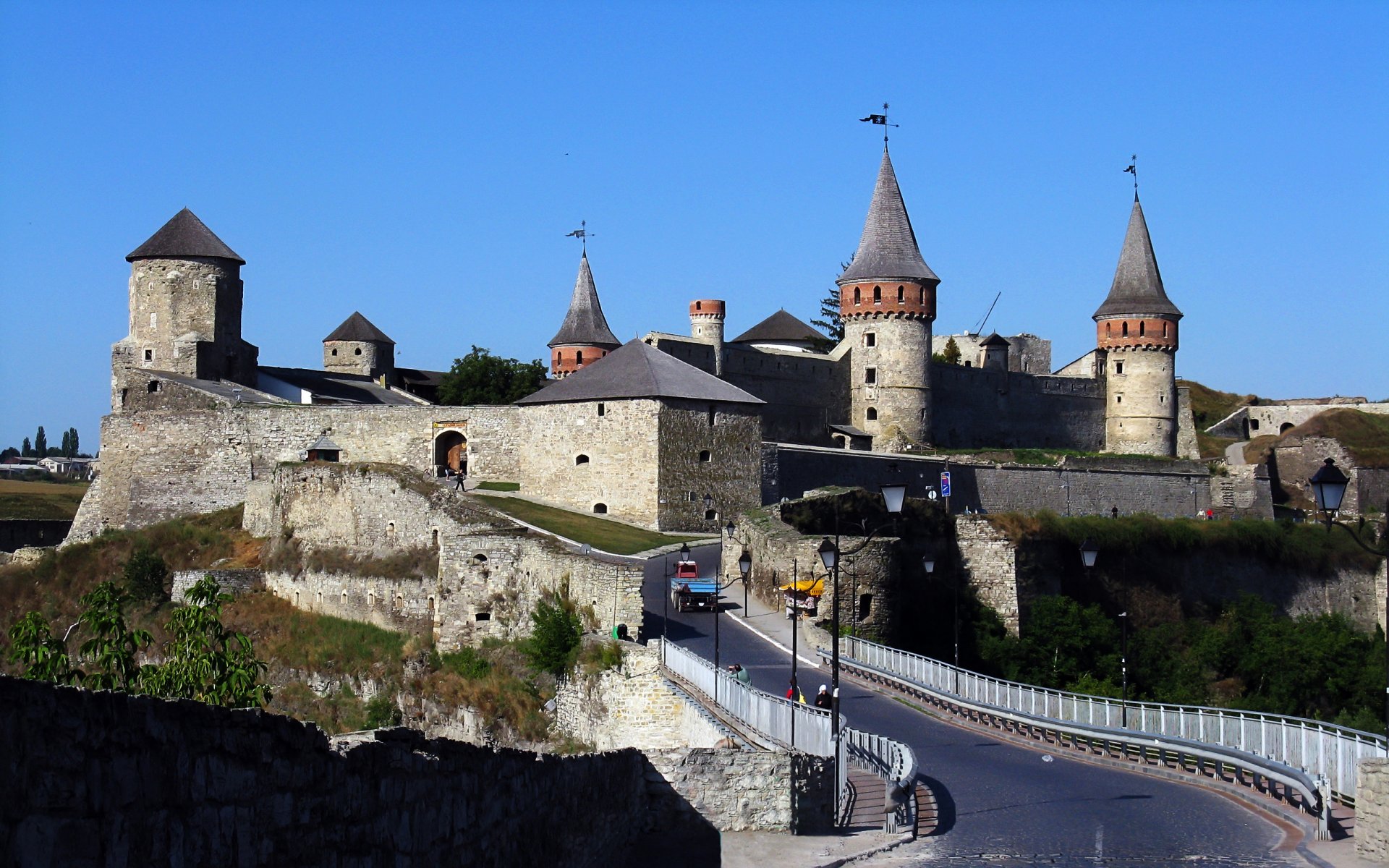 kamianets-podilsky cielo colina castillo torre carretera puente tractor personas árboles