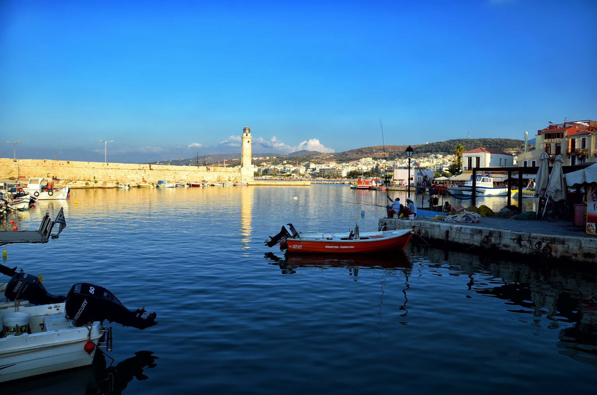 griechenland kreta leuchtturm rethymno meer boote angeln