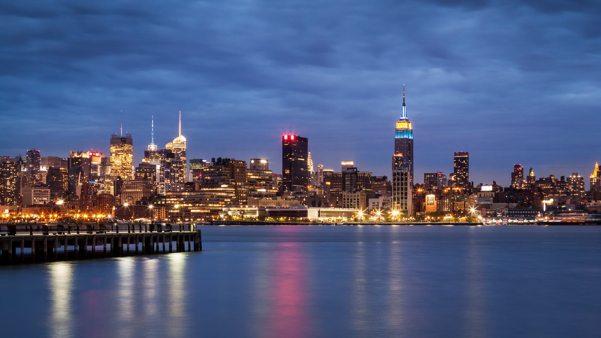 usa new york manhattan fluss midtown midtown nacht stadt wolkenkratzer gebäude lichter beleuchtung blau himmel wolken