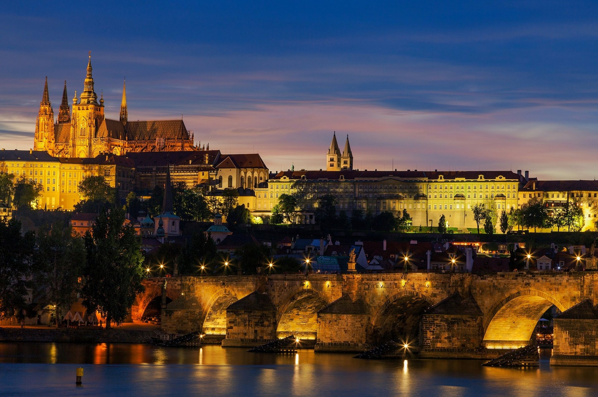 prague république tchèque république tchèque hradcany hradcany château de prague pont charles pont charles ville soirée coucher de soleil lumières éclairage architecture rivière vltava