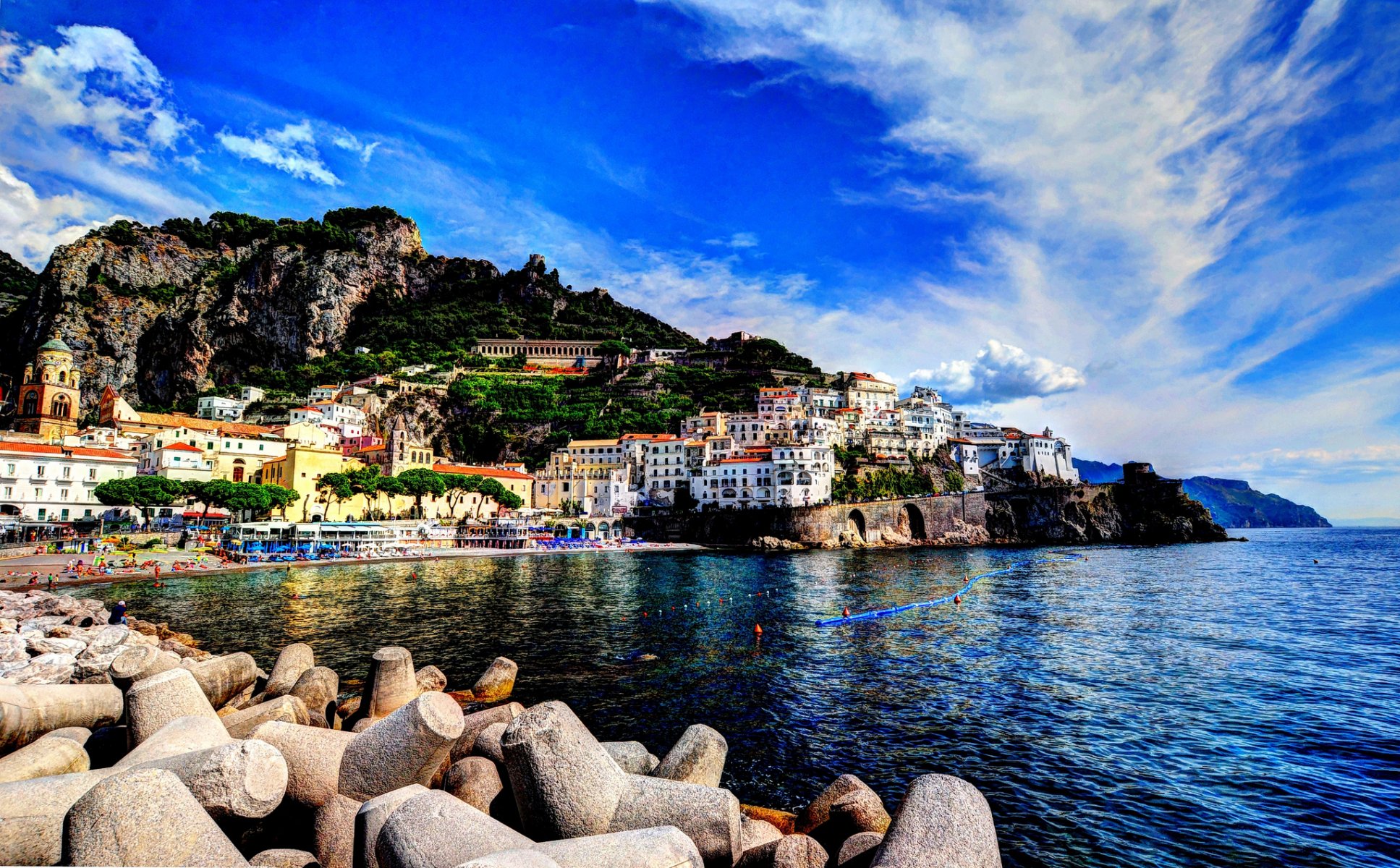 mare baia città spiaggia pietre