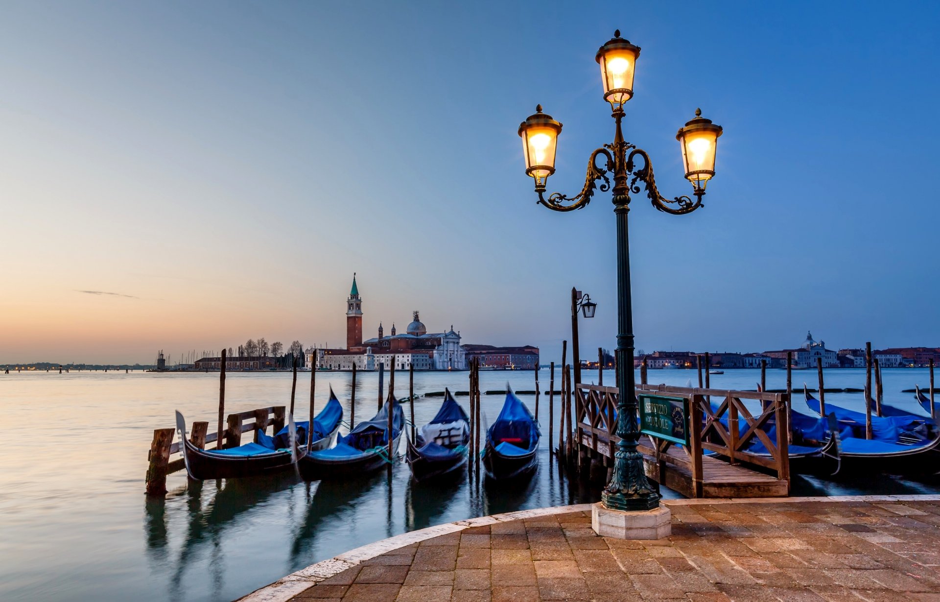 venedig san giorgio maggiore italien insel stadt abend liegeplatz gondeln meer laterne licht pflastersteine