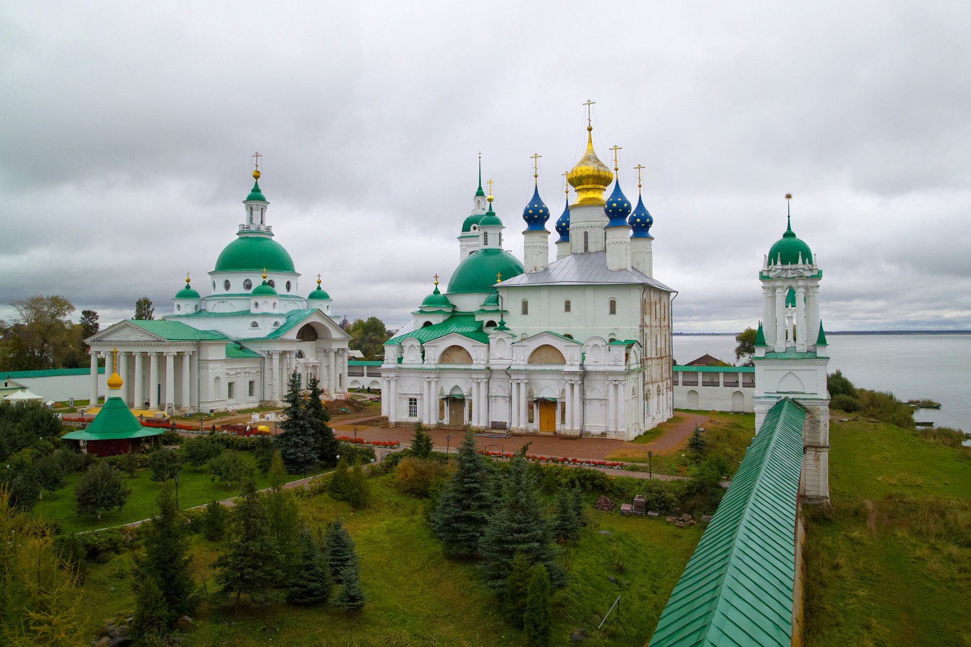 rostov kremlin catedral columnas cruz cúpula pared cielo río patio