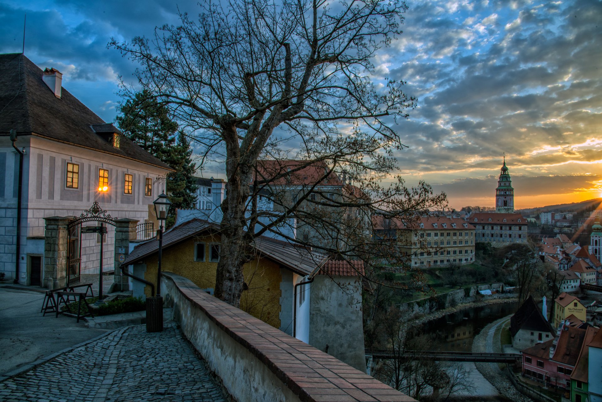 český krumlov república checa casa calle cielo noche luces río nubes puente