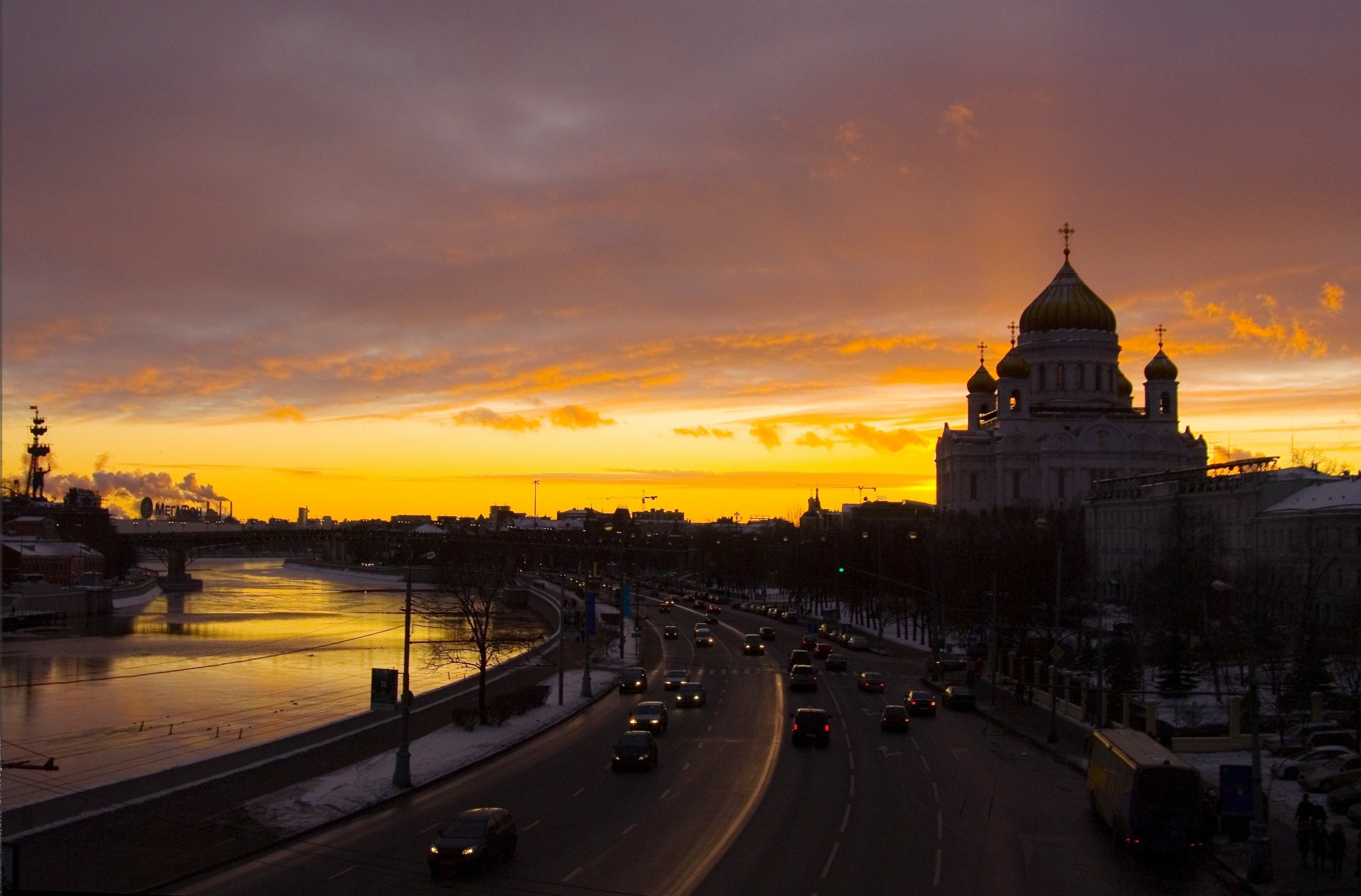 soir soleil coucher de soleil rivière remblai église du christ sauveur moscou