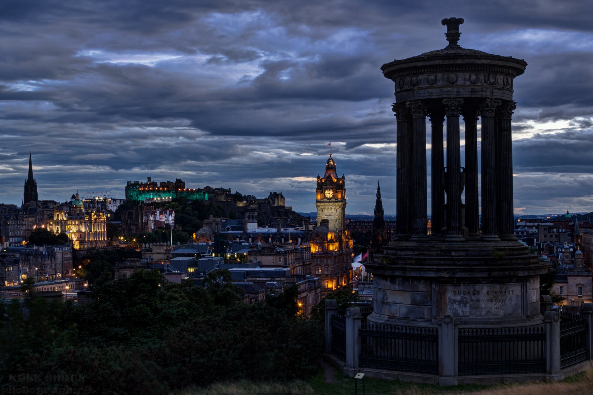 großbritannien schottland edinburgh hauptstadt stadt architektur beleuchtung abend himmel wolken