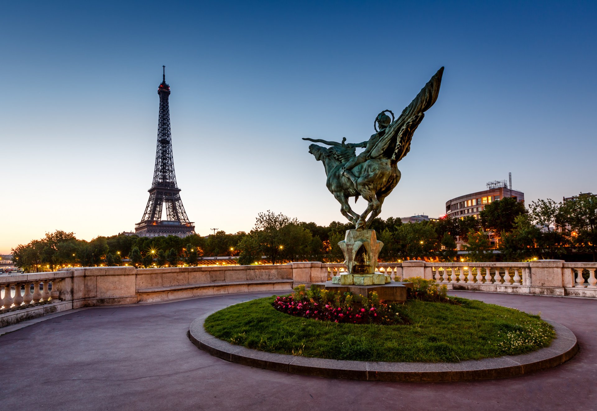 france reborn statue bir-hakeim bridge eiffel tower paris france bridge bir hacheim statue sculpture