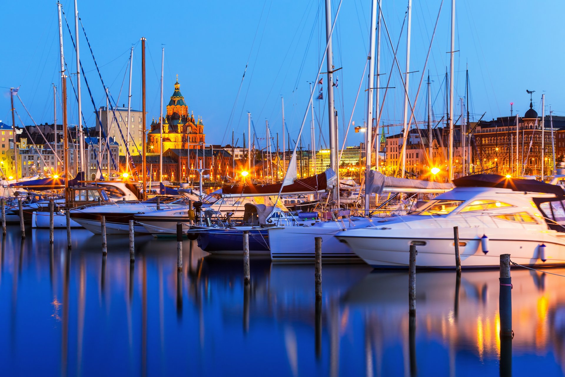 helsinki finlandia puerto puerto yates ciudad nocturna