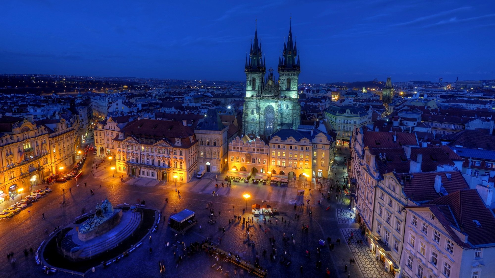 prague république tchèque tchèque česká republika république tchèque ville staré město staré mesto staroměstské náměstí place de la vieille ville týnský chrám temple de tyn soirée bâtiments toits rues routes architecture personnes lumière lanternes