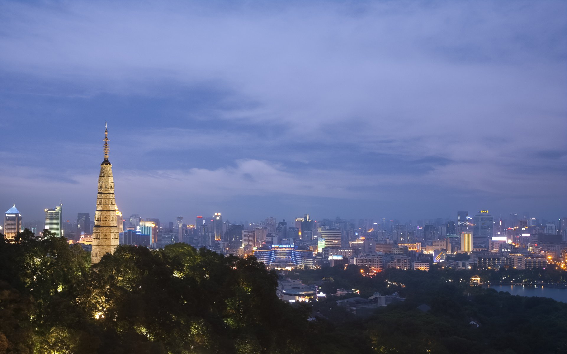 chine hangzhou république populaire de chine ville soirée bâtiments maisons lumières éclairage rétro-éclairage panorama