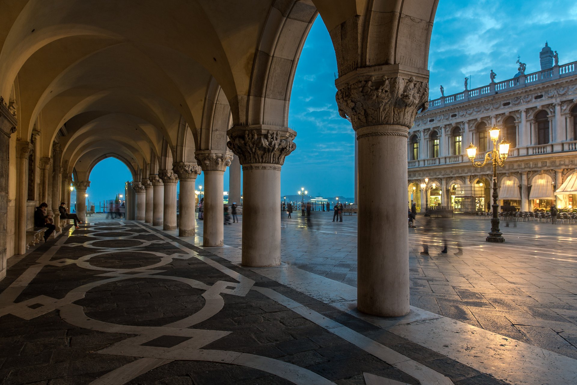 venecia italia palacio ducal piazzetta cielo nubes noche luces linterna