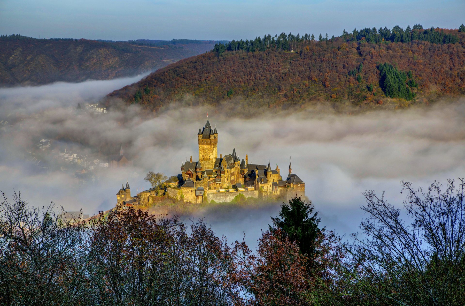 zamek niemcy reichsburg cochem mgła miasto zdjęcia