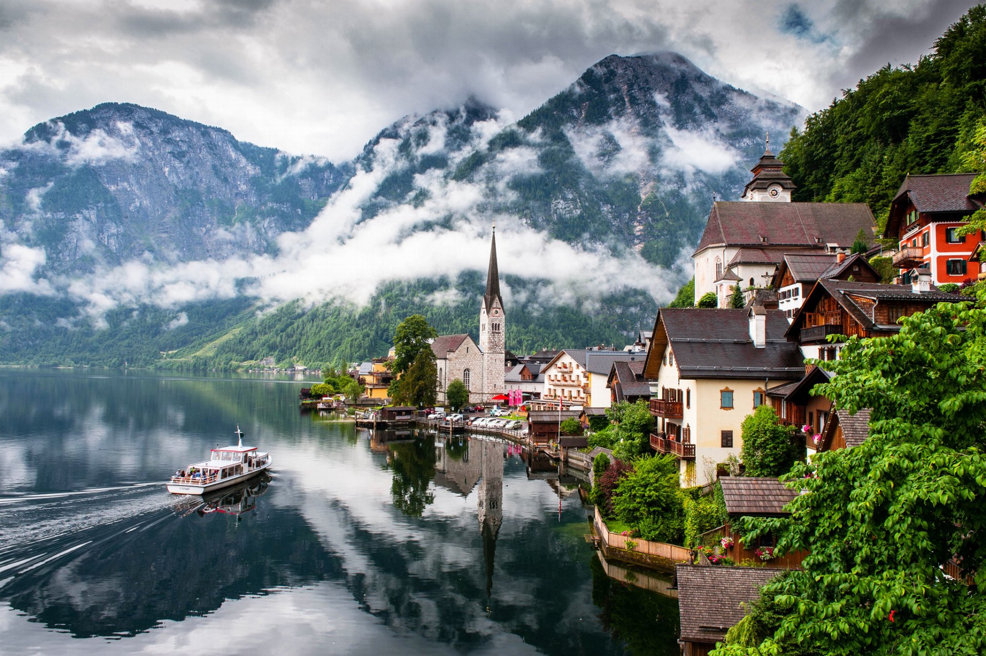 hallstatt autriche salzkammergut ville lac montagnes nuages maison église nature