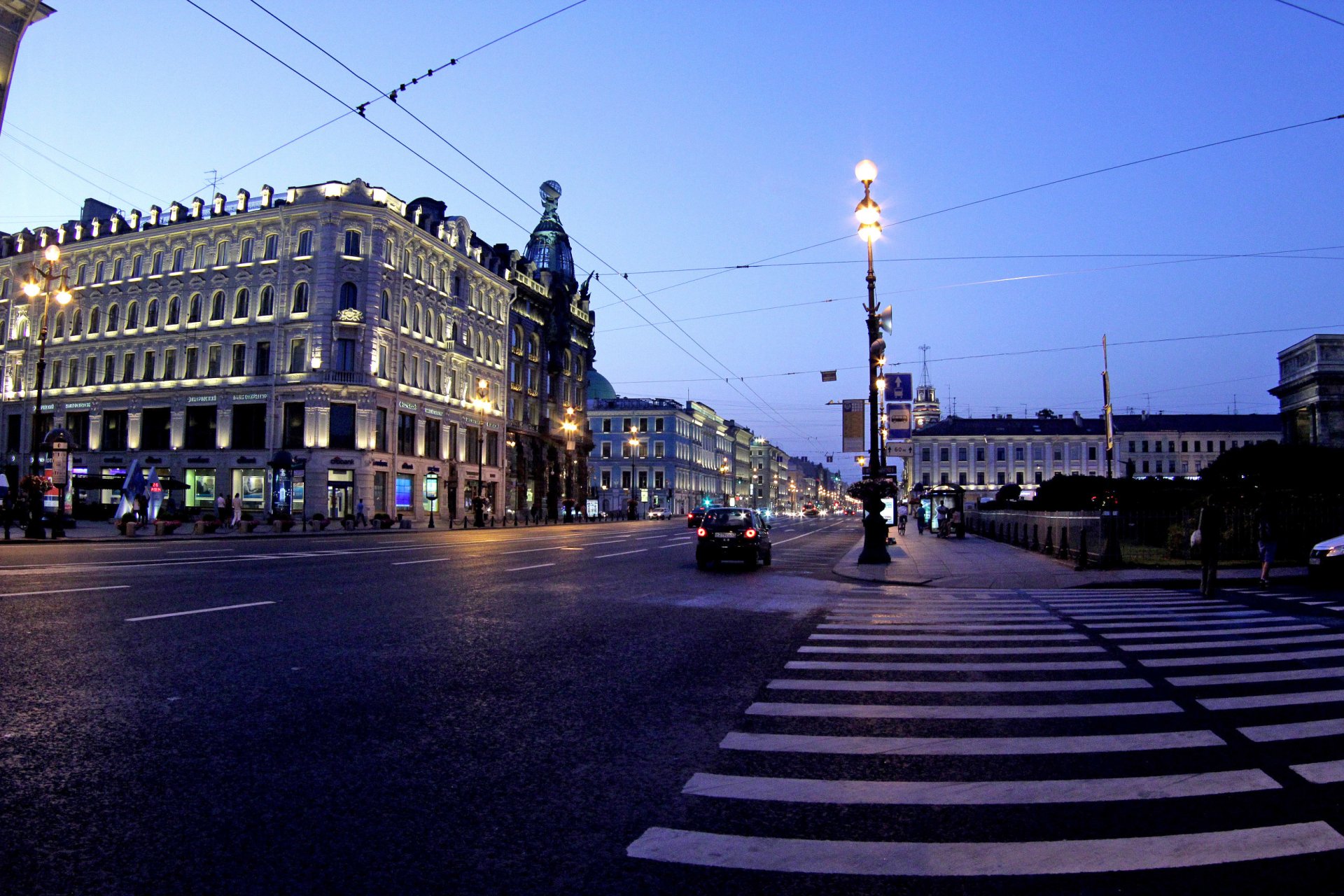 san petersburgo leningrado peter san petersburgo rusia san petersburgo nevsky prospekt calle tráfico máquinas vk singer