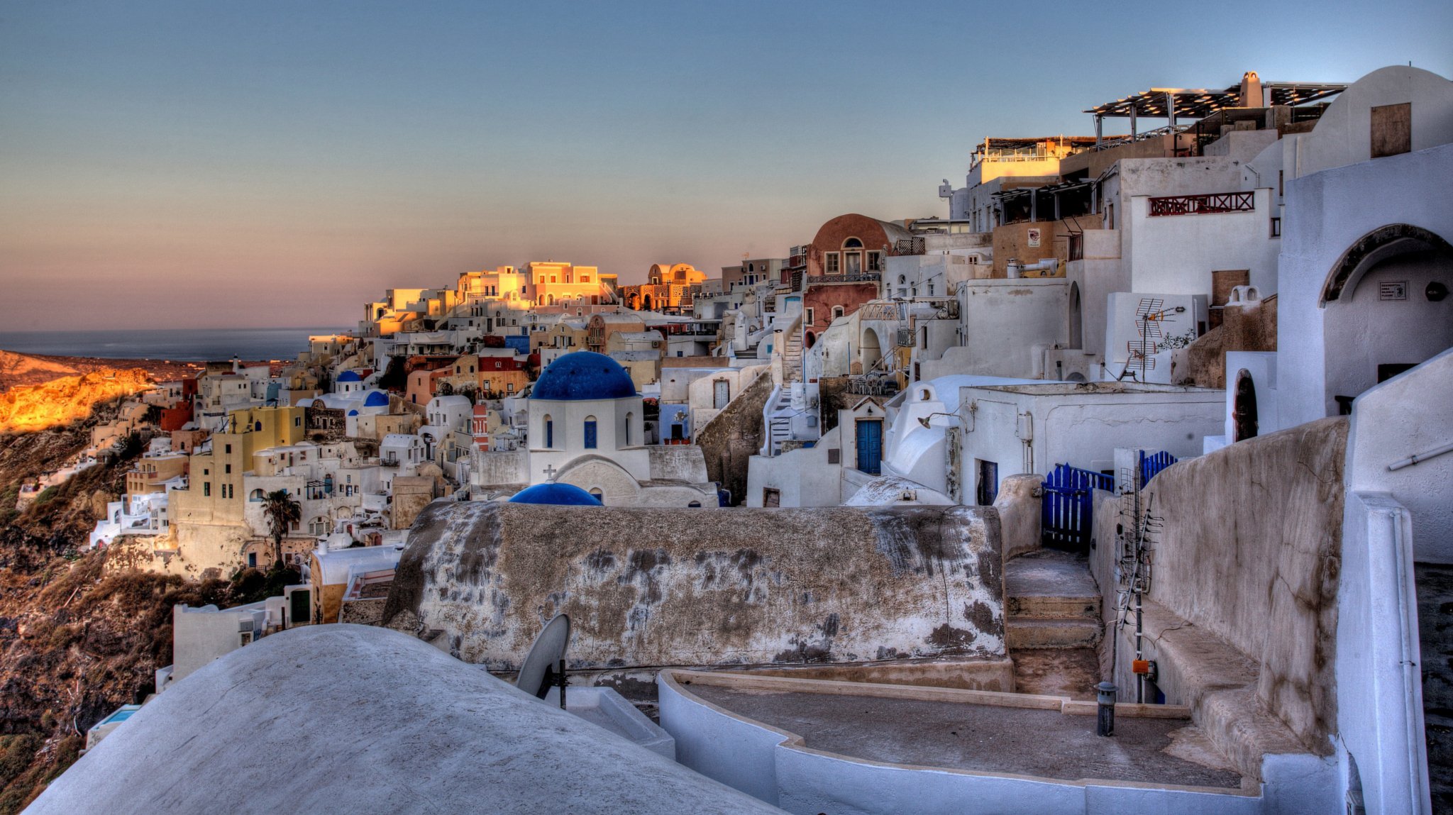 santorini oia griechenland ägäis stadt steine natur häuser kirche kuppeln gebäude morgen sonne sonnenaufgang