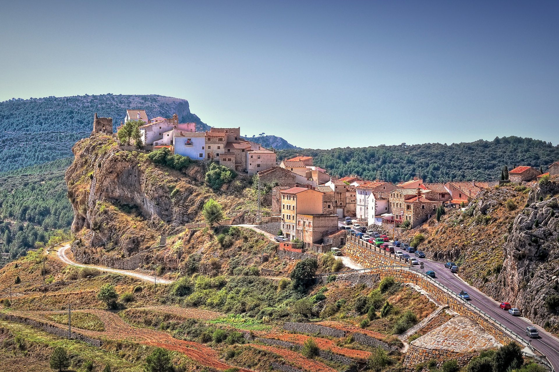 castellón de la plana hiszpania droga ulica domy samochody skały tarasy drzewa niebo