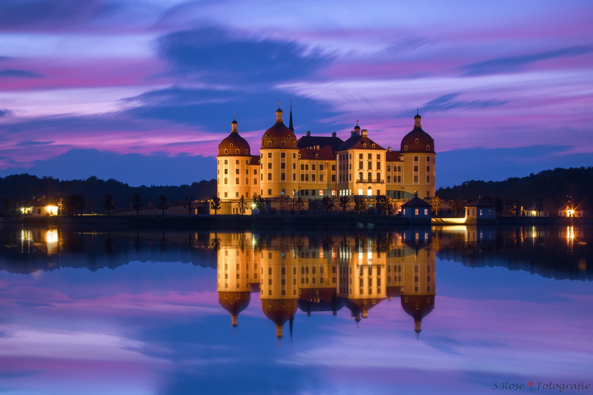 alemania sajonia moritzburg castillo noche azul púrpura cielo nubes luces iluminación luz agua reflexión