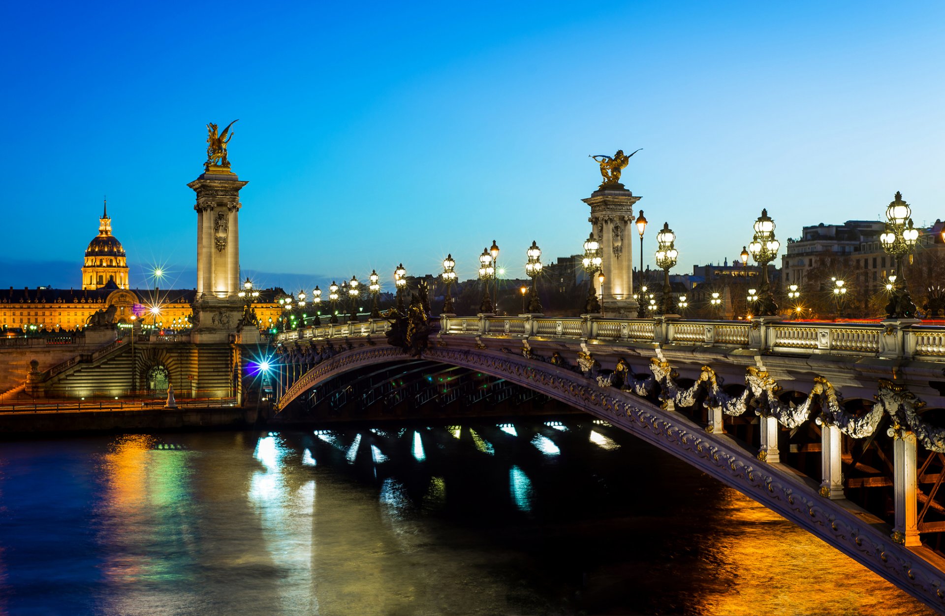 parigi francia ponte di alessandro iii fiume senna città sera lanterne illuminazione luce ponte architettura