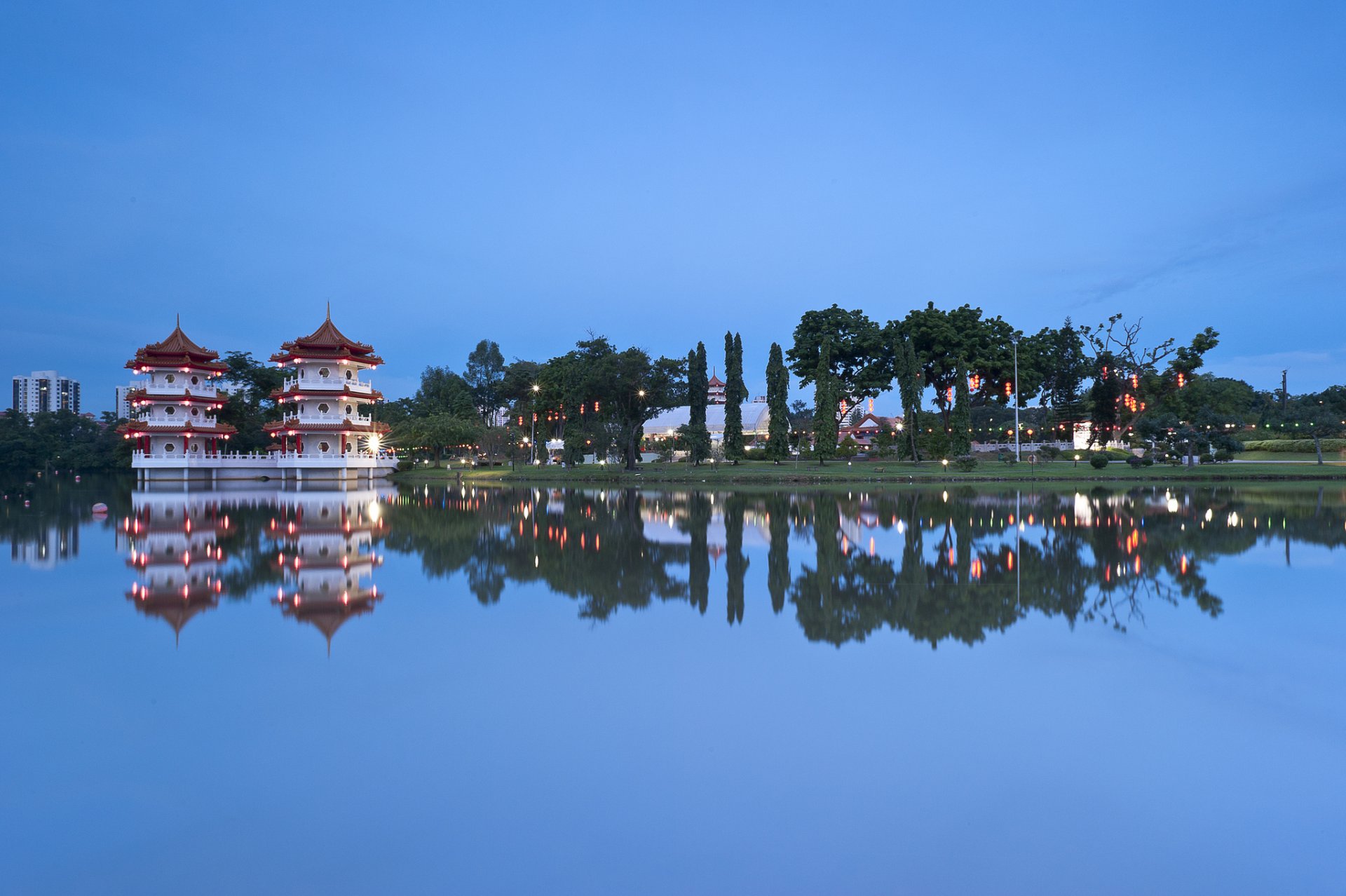 singapur chinesischer garten stadtstaat architektur bäume see abend blau himmel reflexion