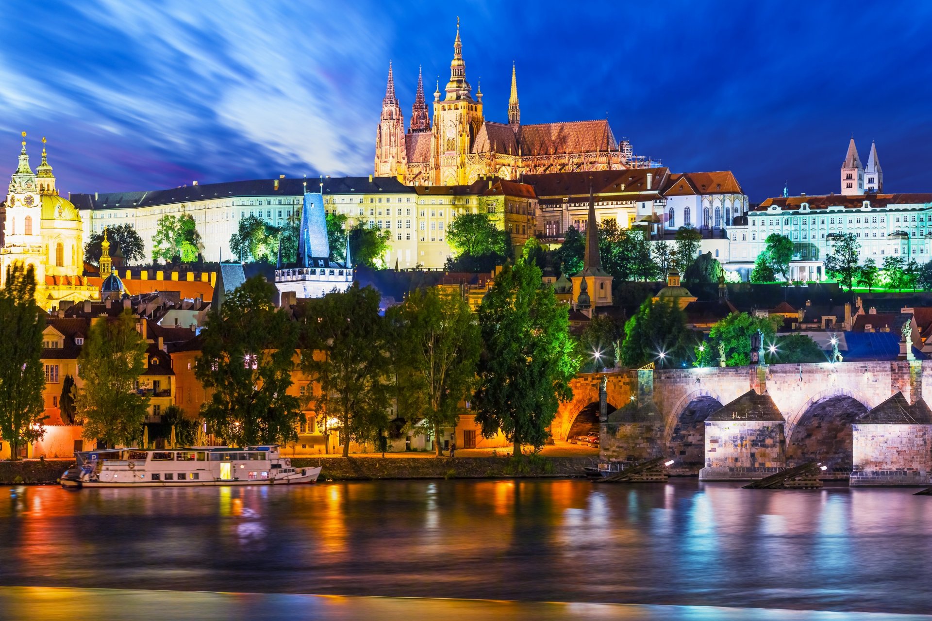 prag tschechische republik karlsbrücke moldau moldau nachtstadt motorschiff uferpromenade