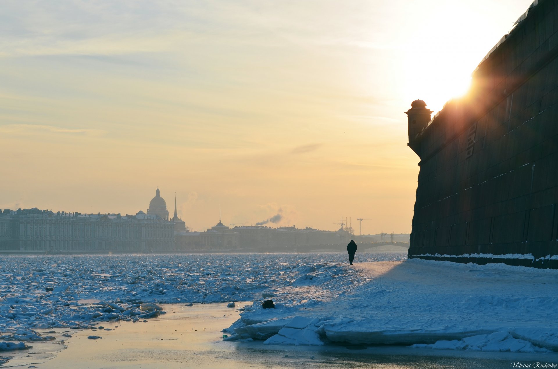 miasto sankt petersburg peter zima samotność człowiek mur twierdza twierdza piotra i pawła słońce zachód słońca mróz rzeka newa śnieg