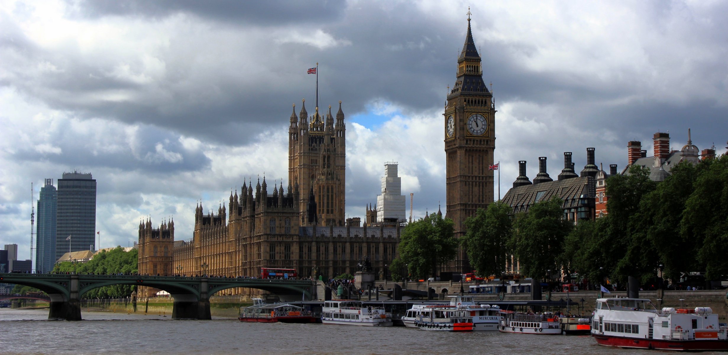 london england themse westminster bridge big ben uhrturm uferpromenade wanderdampfer