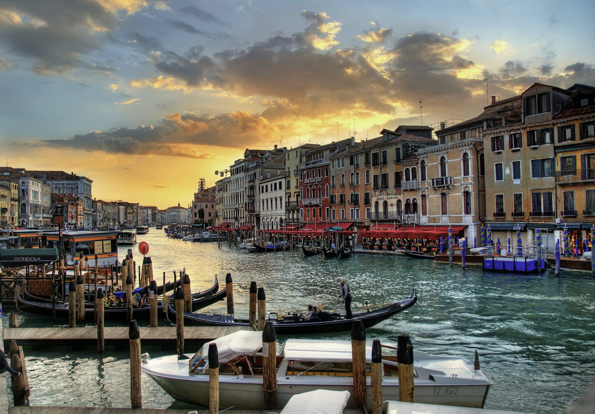 italie venise maisons canal bateaux soirée