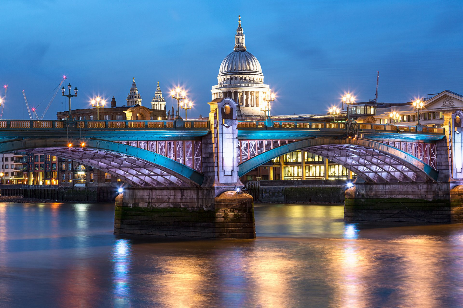 blackfriars bridge cattedrale di st paul londra città capitale inghilterra regno unito capitale sera retroilluminazione luci illuminazione lanterne case edifici fiume tamigi tamigi acqua riflessione blu cielo