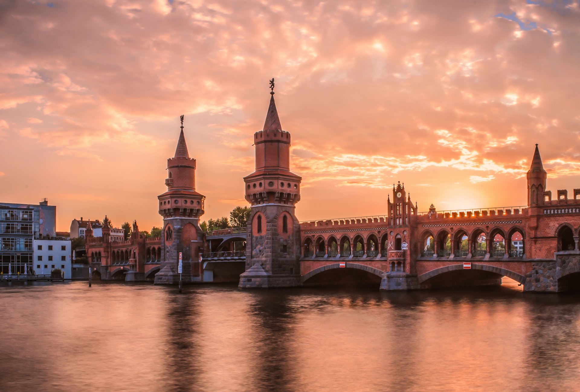 berlin oberbaumbrücke rzeka most wieczór zachód słońca