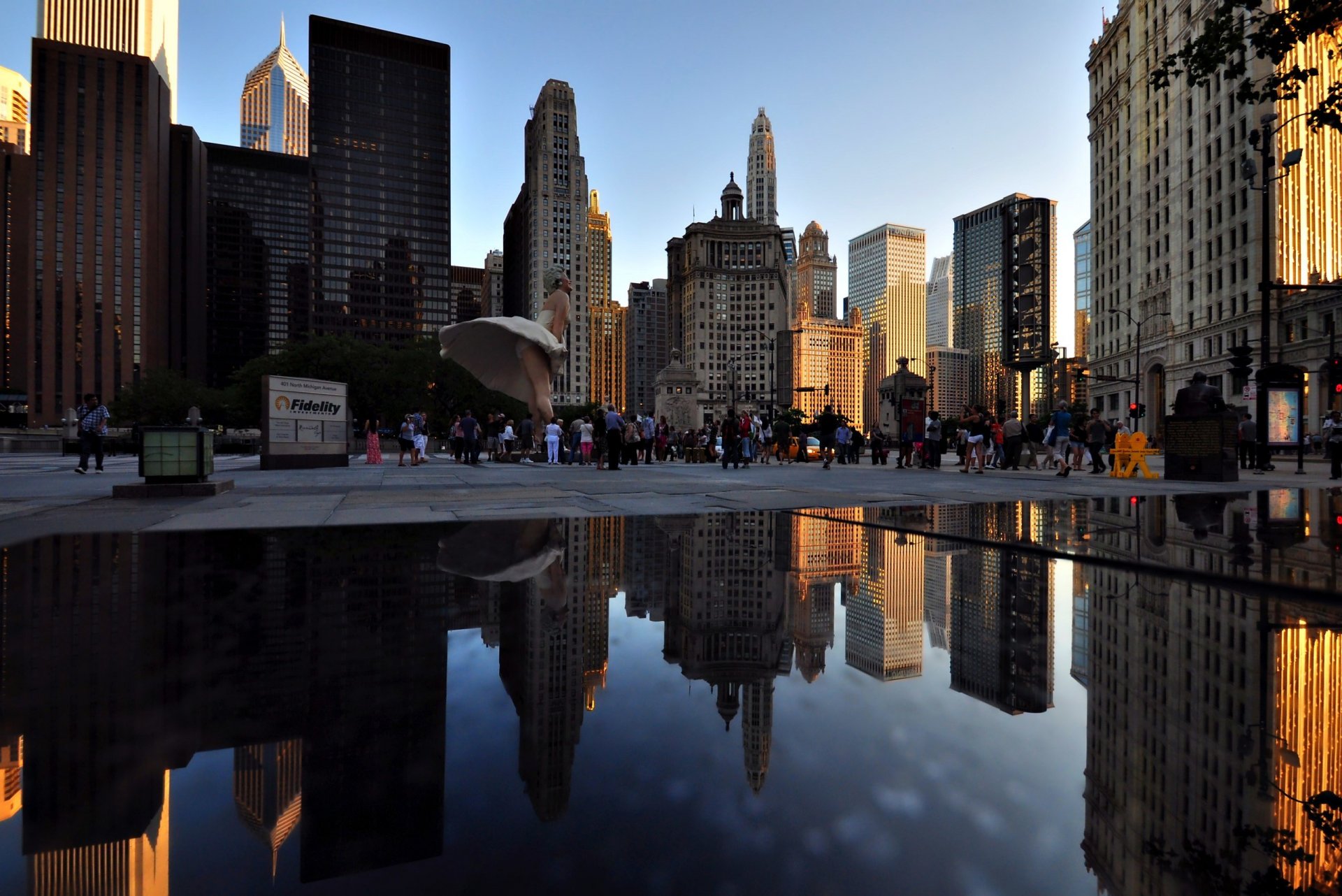 chicago illinois ciudad río rascacielos noche reflexión luces gente merlin monroe