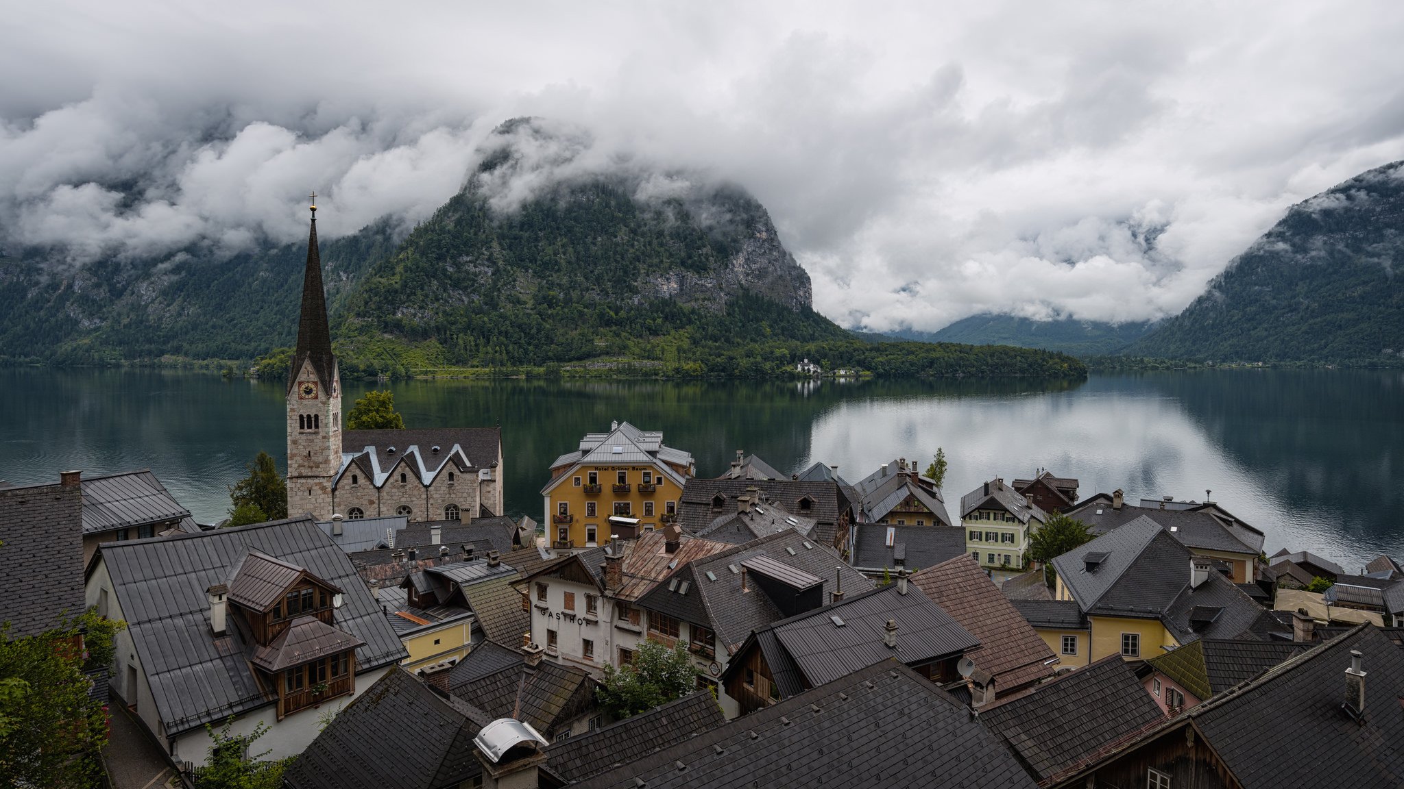 austria hallstatt casas montañas bosque lago costa nubes