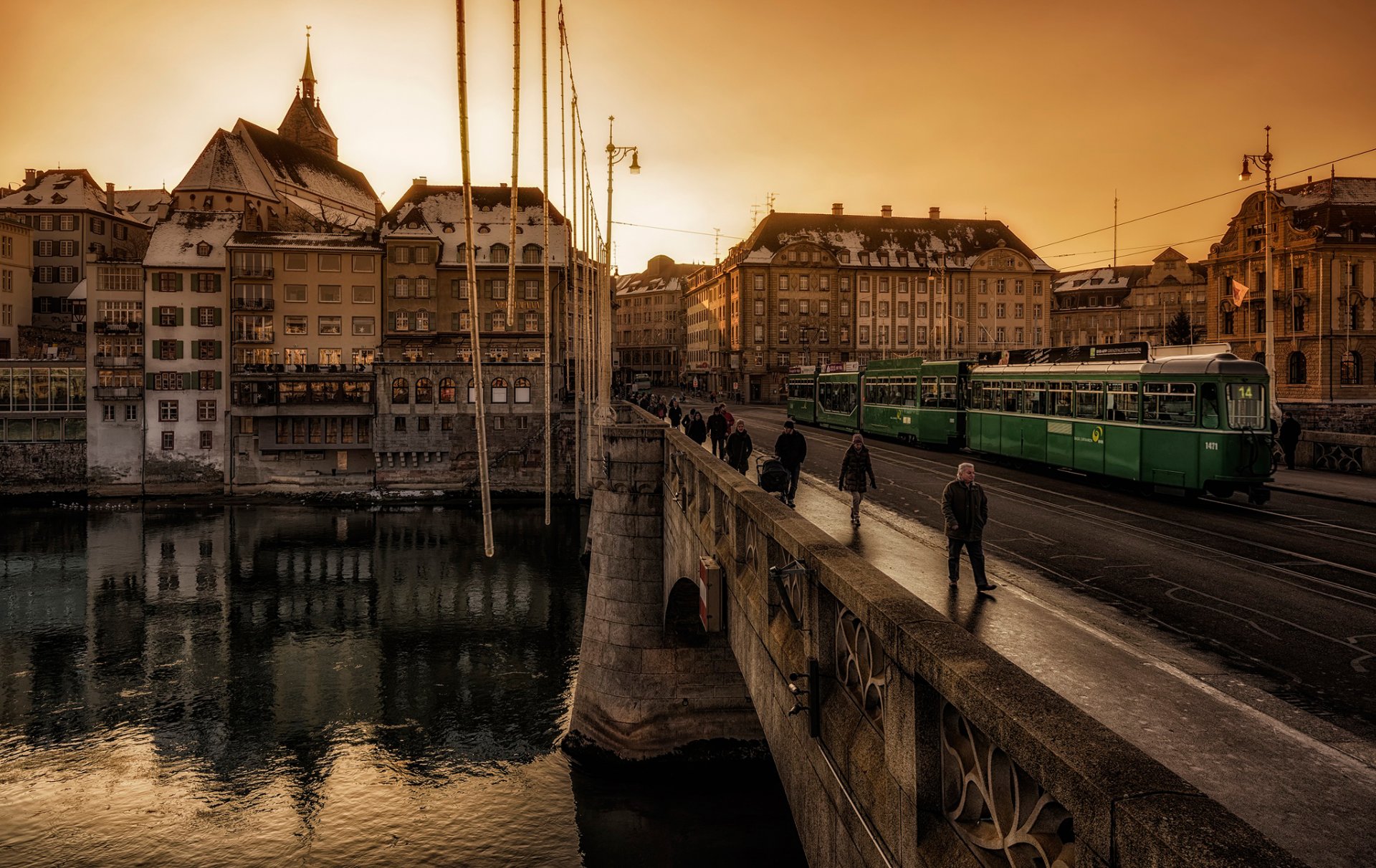 basel schweiz brücke passanten