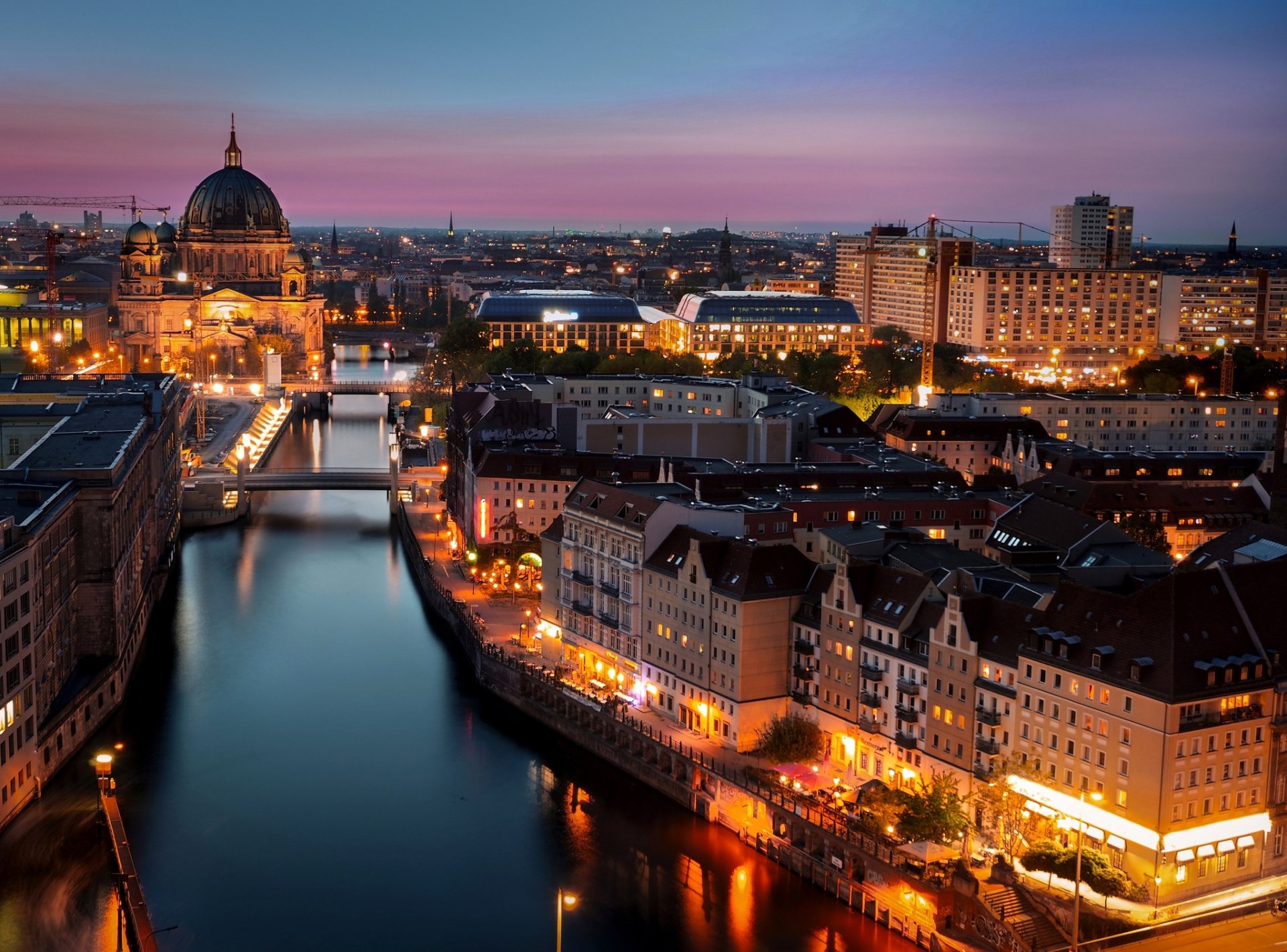 berlin deutschland berliner haus berliner dom kirche stadt fluss spree brücken abend gebäude häuser architektur licht beleuchtung laternen lichter