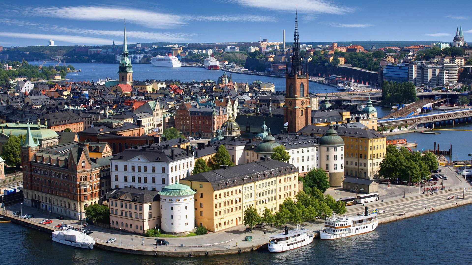 skandinavien schweden stockholm riddarholmen-kirche fluss meer liner schiff hafen häuser turm kirchturm himmel wolken brücke