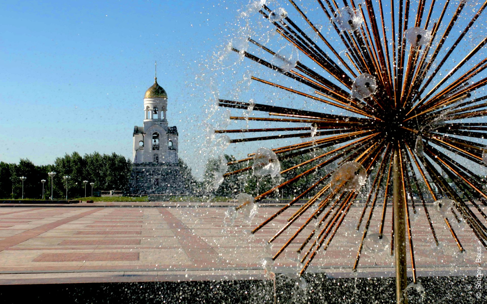 rosja kamensk-ural miasto plac fontanna kaplica