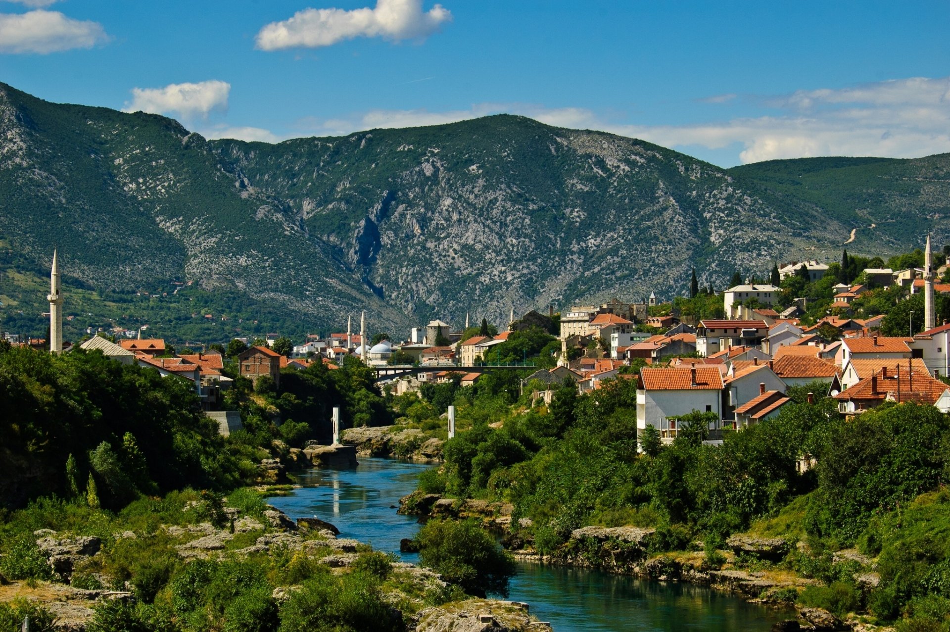 mostar bosnia ed erzegovina fiumi neretva fiume neretva montagne edifici paesaggio