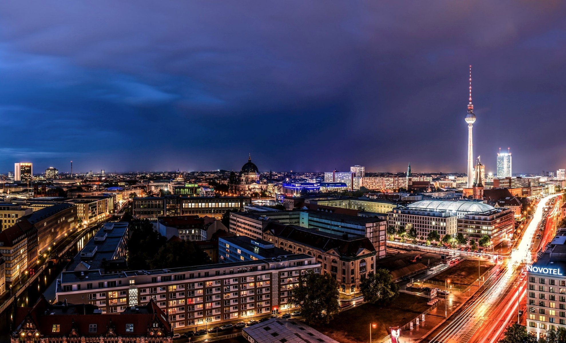 berlin deutschland stadt hauptstadt panorama berliner haus berliner dom fernsehturm beleuchtung straße belichtung lichter häuser gebäude straßen