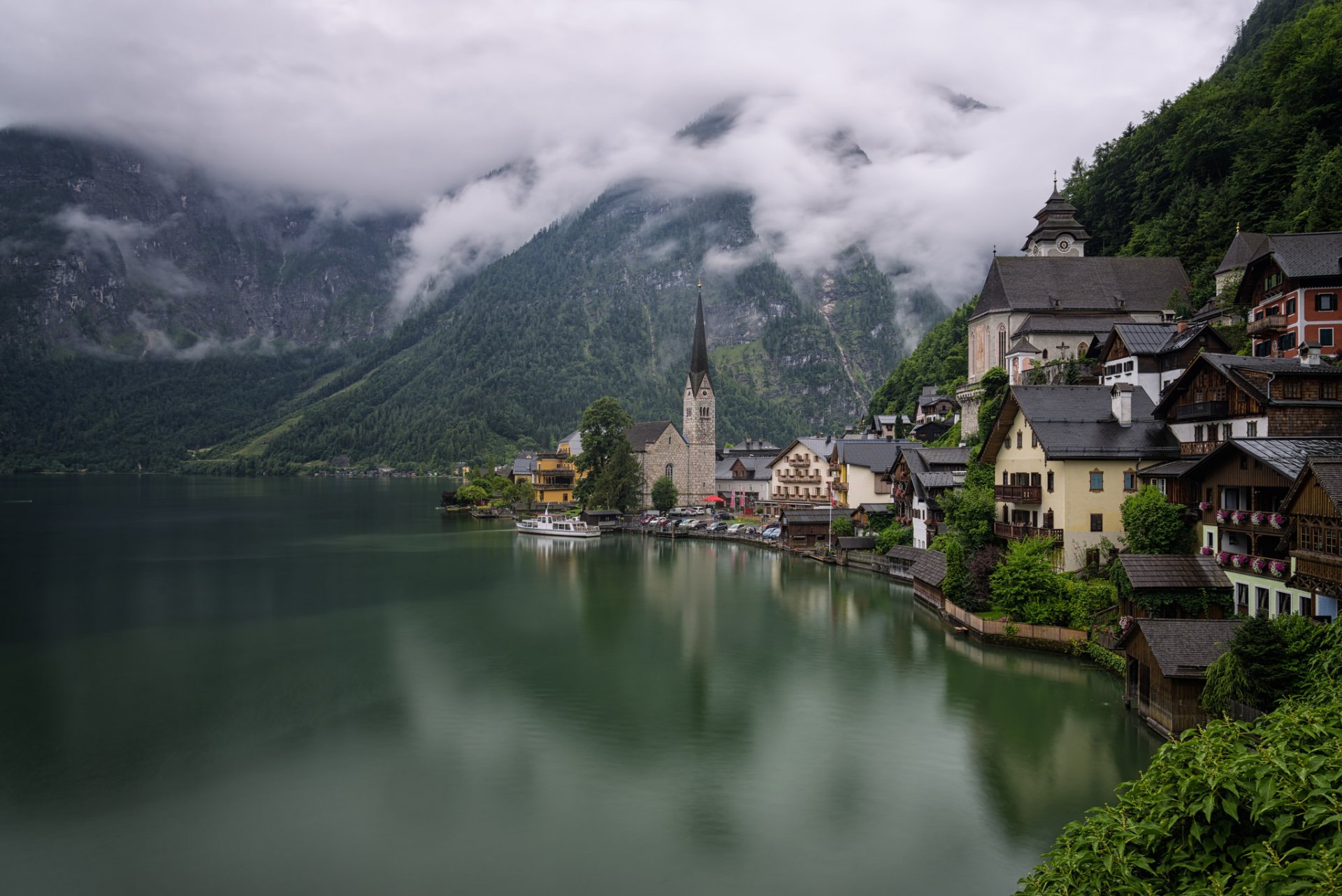 österreich hallstatt häuser berge wald see ufer