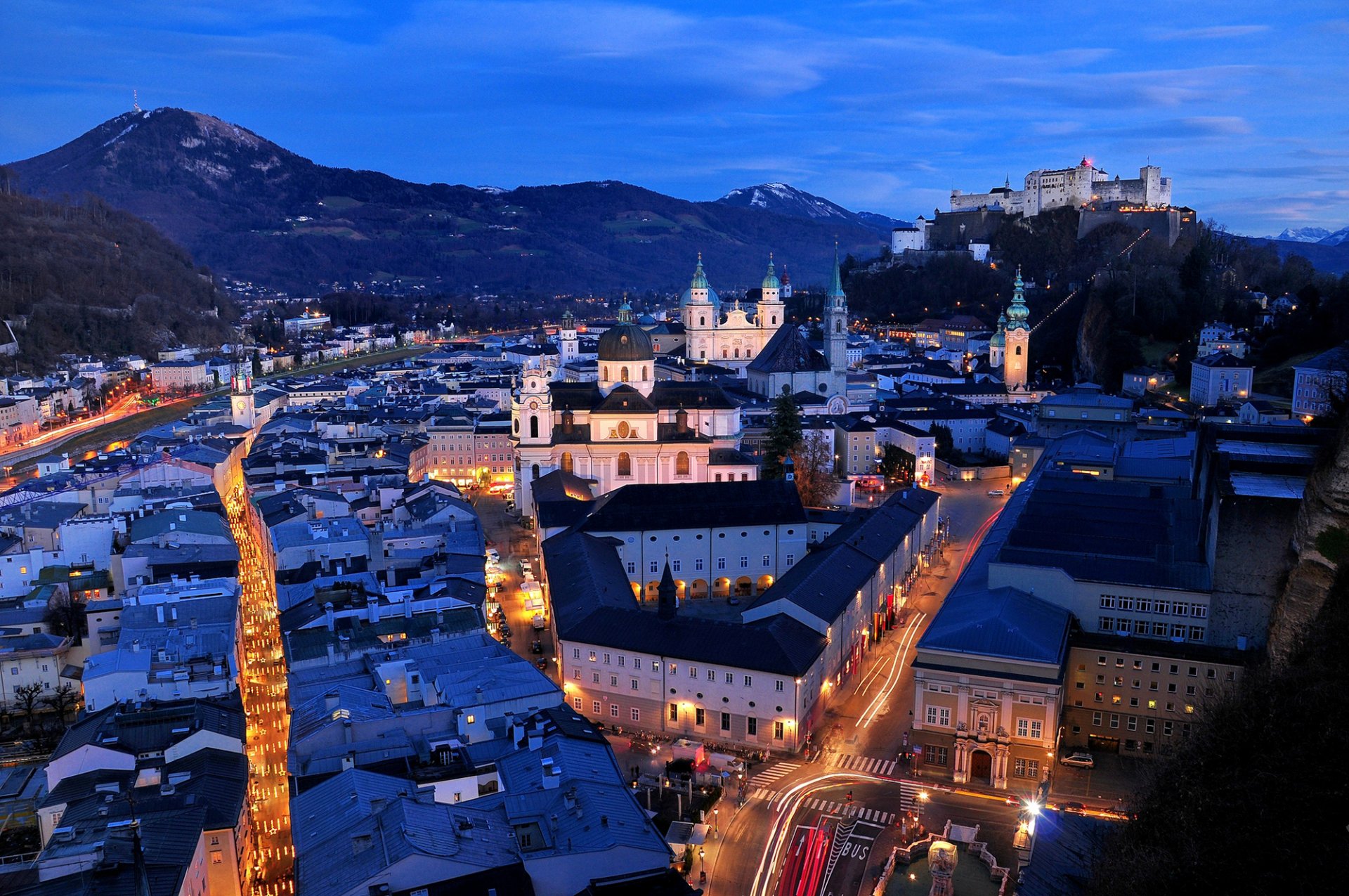 salisburgo città österreich austria sera case edifici tetti strade strade luci