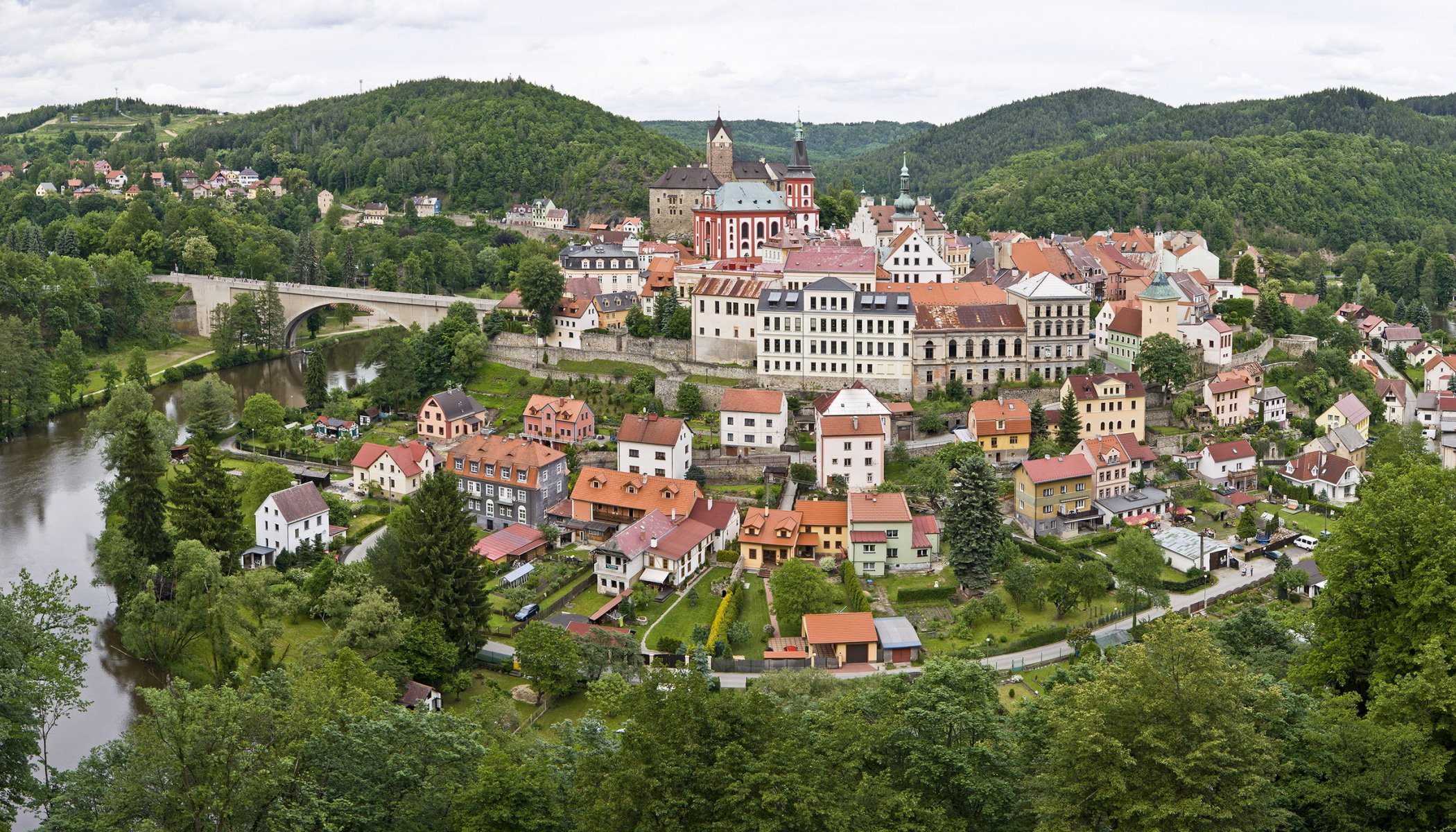 tschechisch republik stadt karlsbad tschechische republik karlovy vary fluss natur berge bäume wald häuser architektur