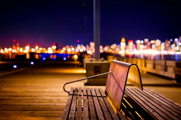 Muelle nocturno y luces del Norte de Vancouver