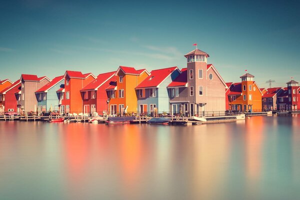 Maisons lumineuses monotones sur la rivière