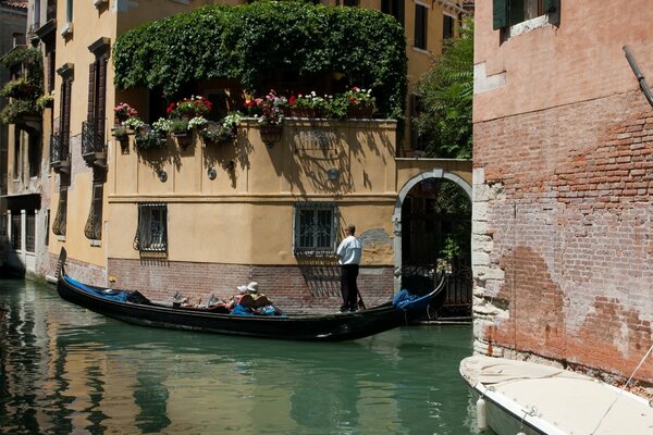 La gondola naviga sul canale a Venezia