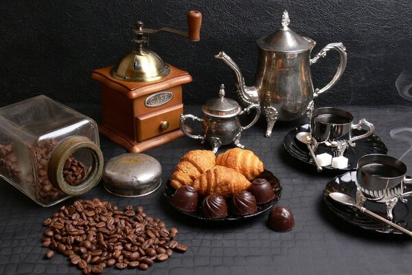 Té. Café con croissants y dulces