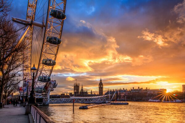 London bei Sonnenuntergang des Tages