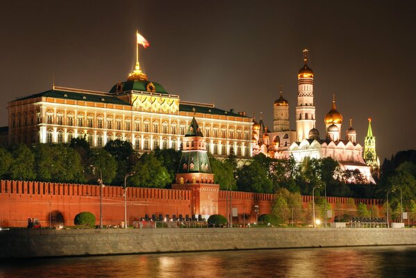 Kremlin sur la place rouge de Moscou