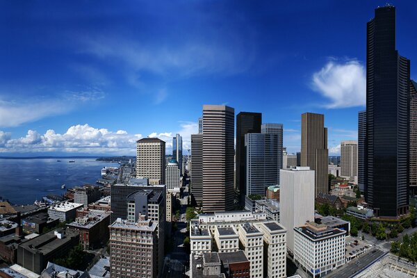 Grattacieli di Seattle sotto il cielo con le nuvole