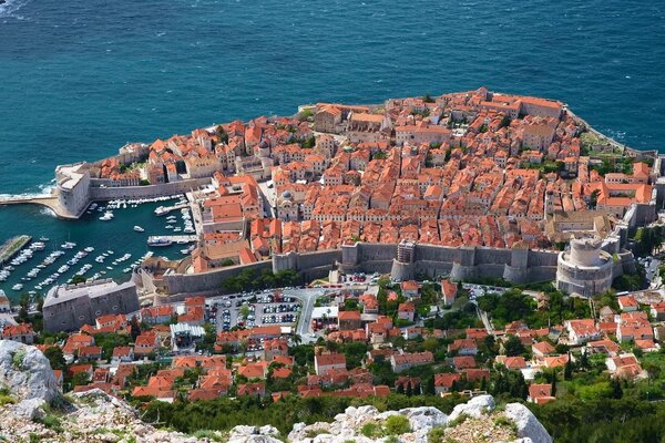 Vue sur la belle mer Adriatique en Croatie. Côte Croate