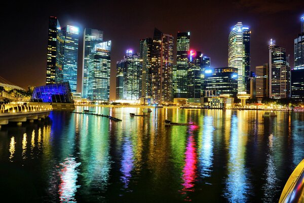 Luci di Notte Di Singapore con i colori vivaci dei grattacieli